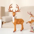 Vue détaillée d'une figurine de renne de Noël réaliste debout avec des taches. - Cerf à Bois Ronds / Hauteur 30cm