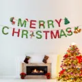 Ghirlanda natalizia 'Merry Christmas' appesa sopra un caminetto decorato - Banner Natalizio 23
