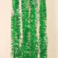 Nahaufnahme von vier flauschigen grünen Lametta-Girlanden für Weihnachten und Feiern - 7CM Breit (2 Meter Lang) / Grün