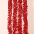 Detailansicht der glänzenden roten Lametta-Girlande für festliche Weihnachtsdekoration - 7CM Breit (2 Meter Lang) / Rot