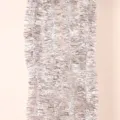 Nahaufnahme einer glänzenden silbernen Weihnachtsgirlande für tolle Partydekorationen - 7CM Breit (2 Meter Lang) / Silber