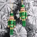 Set aus grünen Nussknacker-Soldaten Weihnachtsanhänger mit festlichem Goldglitzer - 2er-Set (12*4*2.5cm) / Grün
