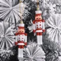 Süße rot-weiße Nussknacker-Soldaten-Anhänger an einem verschneiten Weihnachtsbaum - 2er-Set (12*4*2.5cm) / Weiß-Rot