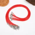 Detailaufnahme von 2mm roten gewachsten Halskettenkordeln mit Karabinerverschluss und Kette - Rot