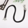 Nahaufnahme schwarzer 2mm Wachskordeln für Halsketten mit silbernen Karabinerverschlüssen - Dicke 1.5mm, Länge 45+5cm / Schwarz