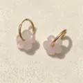 Detaillierte Ansicht von rosa Naturstein-Blumenohrringen mit goldenen Edelstahlreifen. - Rosenquarz