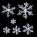 Set de adornos de copos de nieve de plástico blanco para decorar el árbol de Navidad - 8cm Diámetro (3 Piezas/Paquete)