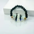 Dettaglio dell'anello elastico in stile marino con una simpatica perla a forma di pesce in vetro - Nero