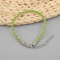 Detailansicht eines grünen geflochtenen Wachskordel-Armbands mit Karabinerverschluss - 3.0MM,17+5CM / Hellgrün