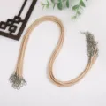 Detail der 2mm beigen Wachskordel-Halskette mit silbernem Karabinerverschluss. - Khaki