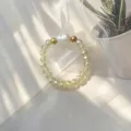 Detailansicht eines handgefertigten Rings mit Barockperle und gelben Glasperlen - Gelb