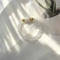 Detailansicht der matten Glasperlen und der großen Süßwasserperle auf dem elastischen Ring - Transparent