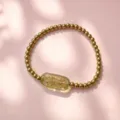 Detailansicht des 18K Goldperlenarmbands mit grünem Glasanhänger und Goldgravuren - Talisman-green