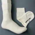 Merino-Wolle weiße Mittelsocken Detailansicht zeigt Stricktextur und Sohlengrößenmarkierung. - S35-38 / Milchweiß