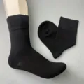 Detailansicht schlichter schwarzer Mittelsocken, Struktur und Rippbündchen gut sichtbar. - S35-38 / Schwarz