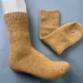 Nahaufnahme brauner Winter Thermosocken aus Merinowolle mit weicher Frotteestruktur. - Einheitsgröße / Kurkuma