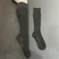 Primer plano detallado de calcetines altos de canalé gris oscuro, mostrando textura fina y punto. - 36-40 / Gris oscuro