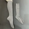 Calcetines hasta la rodilla de lana merino gris, diseño de punto acanalado, detalle. - 36-40 / Gris