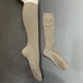 Primer plano detallado de calcetines altos de lana acanalada con textura y diseño liso. - 36-40 / Blanco