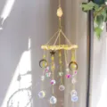 Detail des Kristall-Sonnenfängers mit Stern- und Mondanhängern und Regenbogeneffekt - Ge05-citrine / 39cm