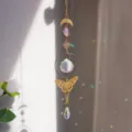 Λεπτομερής άποψη του κρυστάλλινου suncatcher με αμέθυστο, φεγγάρι και πεταλούδα - Στυλ Πεταλούδας (GD02) / 36-40cm