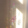 Vista detallada del atrapasol de cristal con setas y reflejos de arco iris vívidos. - Amatista