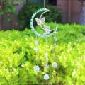 Acchiappasole luna argento con pietre verdi e prismi di cristallo in giardino. - 54cm / Giada avventurina