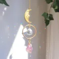 Vista dettagliata di acchiappasole viso di luna con ametista e riflessi arcobaleno - Stile Ametista Chiaro / 28cm