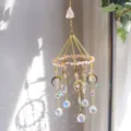 Nahaufnahme eines Sonnenfängers aus rosa Kristall mit Mond- und Sternanhängern und Prismen - Ge01-pink crystal / 39cm