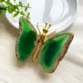 Vue détaillée d'un ornement papillon en agate verte avec un corps en métal doré. - Corps Doré / Vert