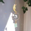 Dettaglio dell'acchiappasole viso di luna con sfera di cristallo e ciondolo in pietra - Stile Fluorite Verde / 28cm