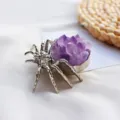 Detailopname van natuurlijk amethist kristal op een zilveren metalen spinnenbasis - Amethist Spin Ornament (Zilveren Basis) / 5-6cm