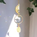 Detailansicht des Mondgesicht-Sonnenfängers, der Regenbogen auf eine Wand wirft. - Citrin Stil / 28cm