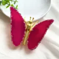 Zoom sur un papillon décoratif en tranches d'agate rose pour décoration de table - Corps Doré / Rose