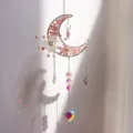 Gedetailleerd zicht op maan-zonnevanger met roze stenen en hartvormig kristallen prisma. - Roze Opaal Stijl / 51cm