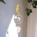 Detailansicht eines goldenen Mondgesicht-Sonnenfängers mit Kristall und Rohquarz - Weißer Kristall-Stil / 28cm