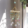 Dettaglio ravvicinato di un acchiappasole in cristallo che crea riflessi arcobaleno al sole - Ge08-amazon / 39cm