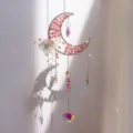 Detailopname van maan zonnevanger met roze kristallen en regenboog lichtreflecties - Aardbeienkwarts Stijl / 51cm