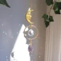 Detailansicht eines Mondgesicht-Sonnenfängers mit Kristallkugel und Regenbogenreflexionen - Bunter Fluorit-Stil / 28cm