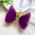 Vue détaillée d'un papillon décoratif en tranches d'agate violette naturelle et métal doré - Corps Doré / Violet