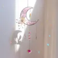 Detail van maanvanger met roze stenen en hartvormig kristallen prisma in het zonlicht - Kunziet Stijl / 51cm