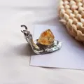 Gros plan d'un escargot en argent avec une coquille en cristal de citrine - Ornement Escargot Citrine (Base Argentée) / 5-6cm