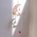 Gedetailleerd zicht op een maansikkel zonvanger met kristallen hartprisma en lichtstralen. - Glaskunst Stijl / 51cm