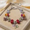 Dettaglio bracciale con ciondoli fai-da-te, farfalle e perle di vetro in confezione regalo. - 16cm / Stile Farfalla Ambra Rosso Oro (Z-010)