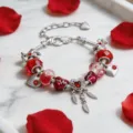 Elegante bracciale DIY con ciondoli a cuore rossi e argento, regalo perfetto per San Valentino - Stile Piuma e Cuore Rosso (Z-008) / 16cm