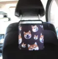 Vue détaillée d'une poubelle de voiture suspendue avec motif de dessin animé Shiba Inu. - Plusieurs Shiba Inu
