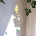 Mondgesicht Sonnenfänger mit Kristallprisma und grünem Rohstein-Anhänger - Grüner Aventurin-Stil / 28cm