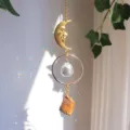 Himmlischer Sonnenfänger mit goldenem Mondgesicht, Kristallprisma und Naturstein - Tigerauge-Stil / 28cm