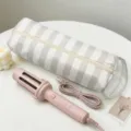 Custodia a righe portatile con ferro arricciacapelli rosa su tavolo bianco - Righe Bianche e Grigie