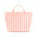 Vista frontal de un bolso tote de PVC a rayas rosas y amarillas con acabado brillante. - Rayas rosas crema